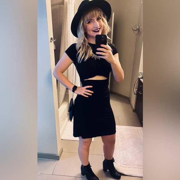 Meet your Posher, Taylor - Picture 3 of 5